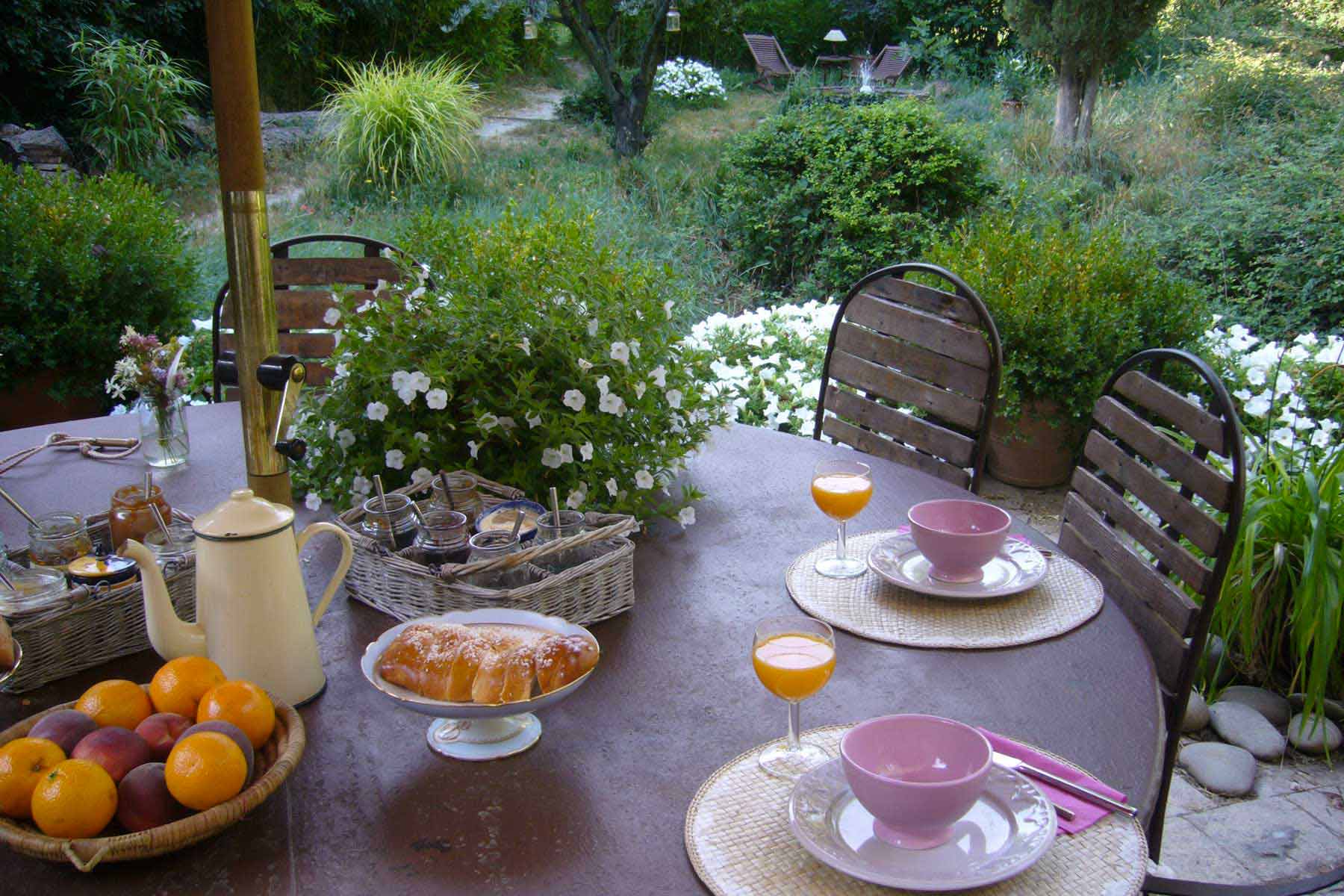 Le petit déjeuner sur la terrasse